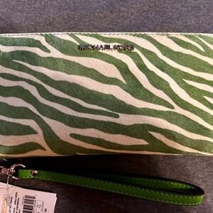 Michael Kors jet set continental wallet